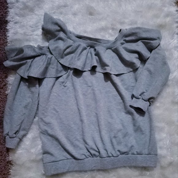 Entro Cold Shoulder Ruffled Sweatshirt NWOT - Picture 4 of 5